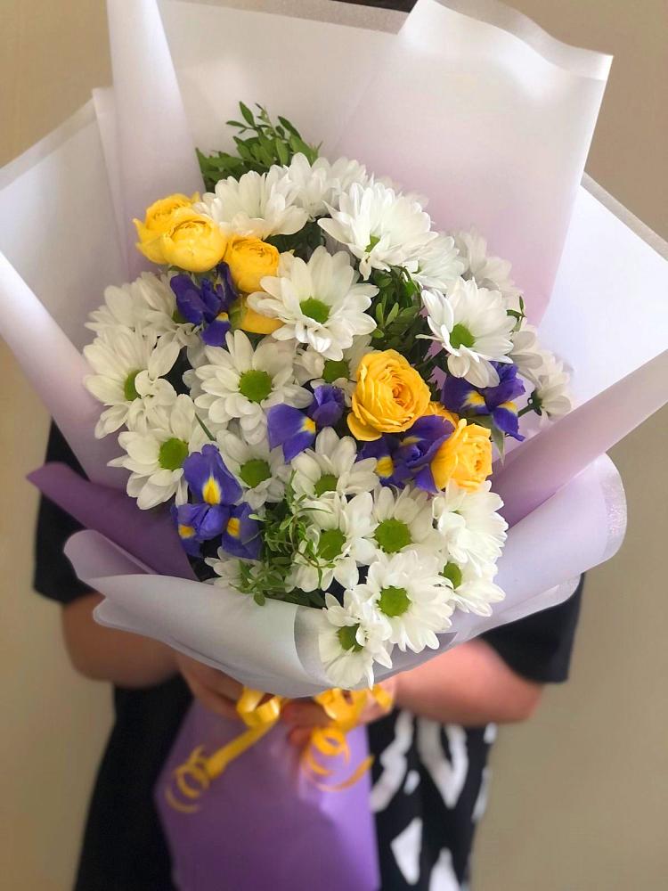 Букет цветов из: Ирисы, Хризантемы и Розы в Зайцево