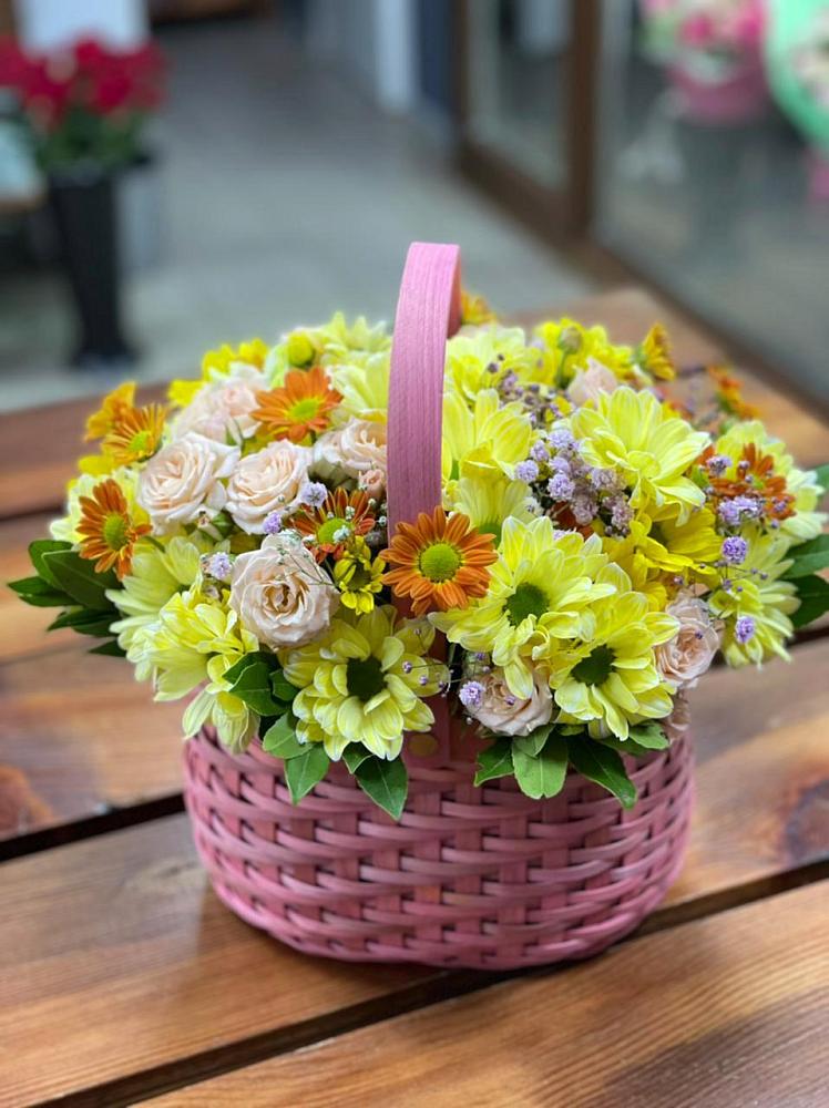 Цветочная композиция из Хризантемы и Розы в корзине в Зайцево