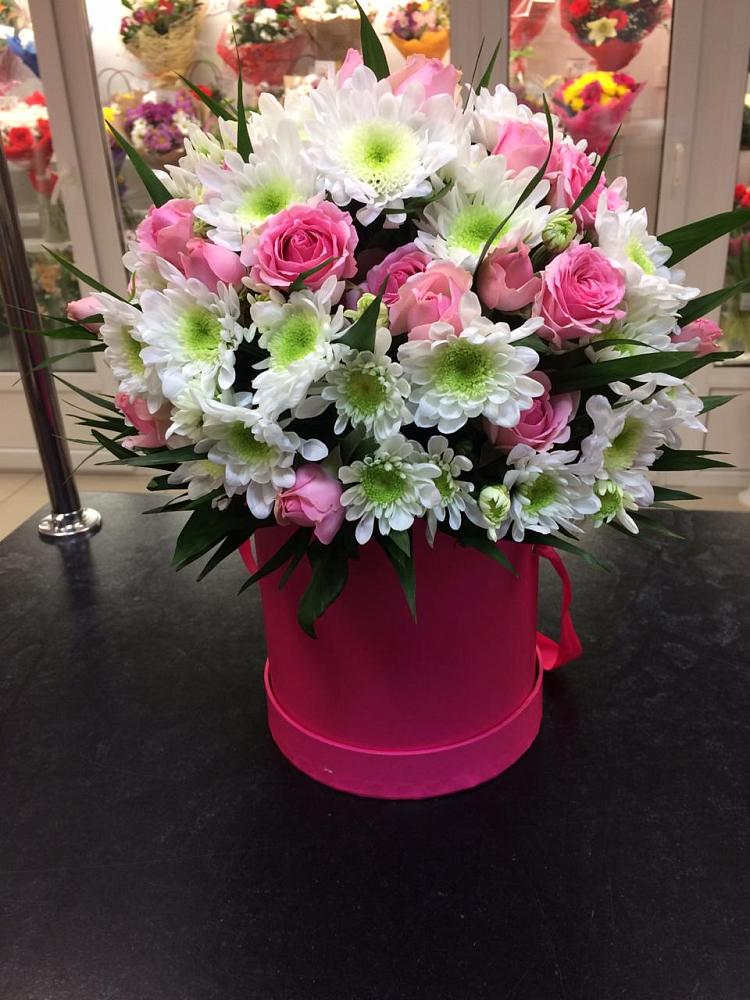 Цветочная композиция из Розы и Хризантемы в шляпной коробке в Зайцево