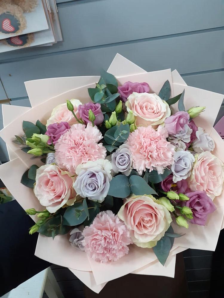 Букет цветов из: Розы, Гвоздики и Лизиантусы в Зайцево